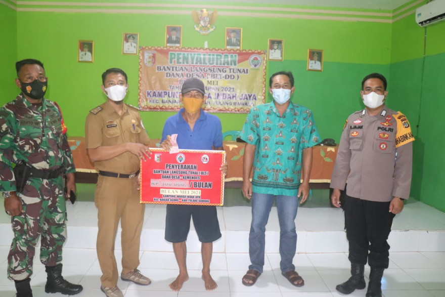 Terima BLT-DD Kampung Warga Indah Jaya Bagikan Kepada Penerima 